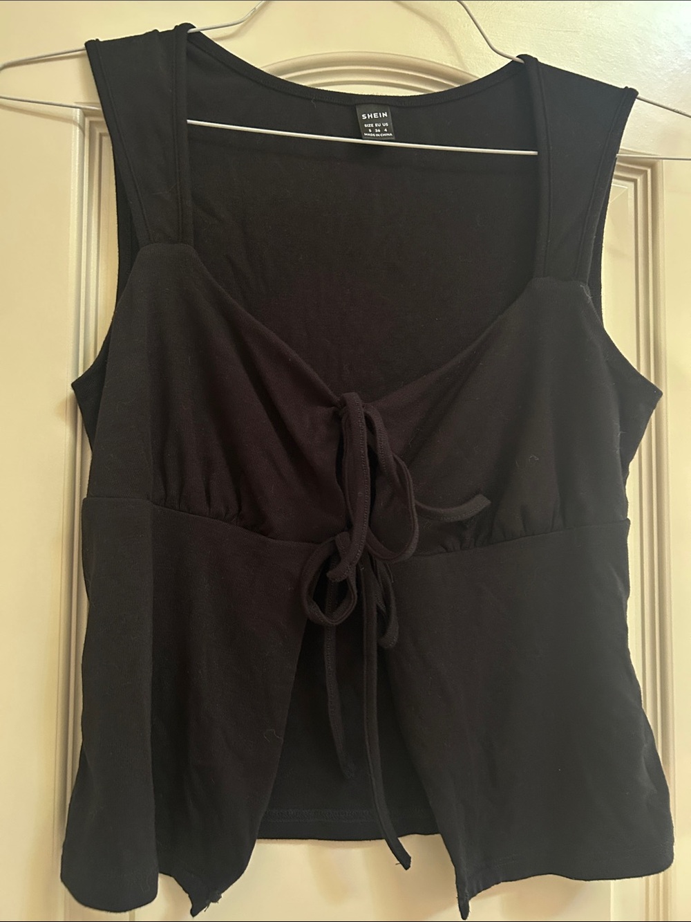Front tie, black tank top